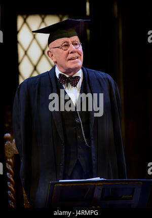 Richard Wilson jouant le proviseur dans Alan Bennett's play sur quarante ans, Chichester Festival Theatre, Chichester, Sussex, UK. 25.04.2017. Banque D'Images