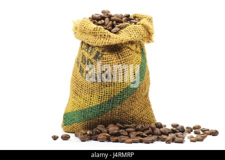 Les grains de café torréfié du Brésil isolé sur fond blanc Banque D'Images