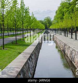 TALLINN, ESTONIE - 15 MAI : canal d'eau pittoresque au printemps le parc Kadriorg, le 15 mai 2016 à Tallinn, Estonie. Banque D'Images