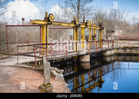 Petit barrage sur la rivière Oredezh. L'Oblast de Léningrad, en Russie Banque D'Images