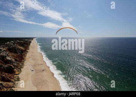 Un pilote parapente planeur au Portugal, Aberta Nova Beach Banque D'Images
