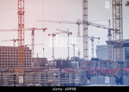 Beaucoup de grues et d'ouvriers de la construction sur le big construction site Banque D'Images