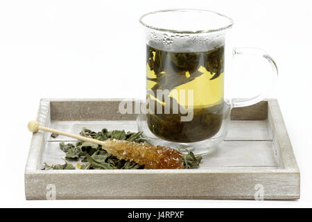 Sage du thé dans une tasse en verre double paroi sur plateau en bois Banque D'Images