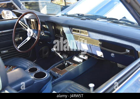 Camaro 1969 blanc bleu bandes racing car show dans une petite ville de l'USA Banque D'Images