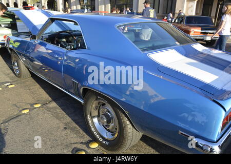 Camaro 1969 blanc bleu bandes racing car show dans une petite ville de l'USA Banque D'Images