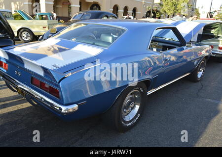 Camaro 1969 blanc bleu bandes racing car show dans une petite ville de l'USA Banque D'Images