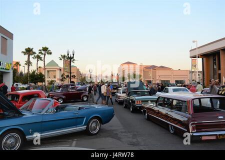 Salon de voitures sur la rue Main, dans une petite ville de l'USA Banque D'Images