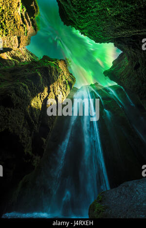 Aurora verte de la lumière derrière la chute d'Gljufrabui unique dans la grotte. L'Islande, l'Europe. Avec la permission de la NASA. Collage Photo Banque D'Images