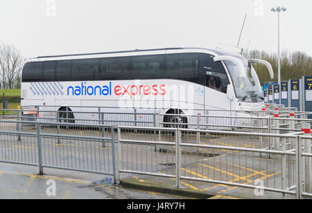 Service de bus bus National Express à la gare routière, l'aéroport de Stansted, Essex, Angleterre, RU Banque D'Images