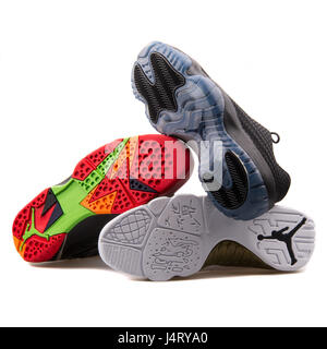 Pile de Nike Air Jordan Chaussures de basket-ball sur fond blanc Banque D'Images