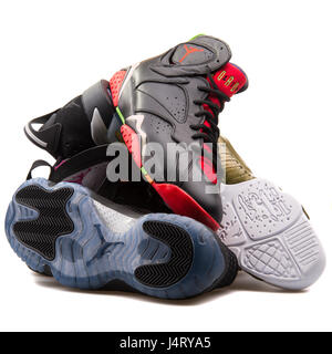 Pile de Nike Air Jordan Chaussures de basket-ball sur fond blanc Banque D'Images