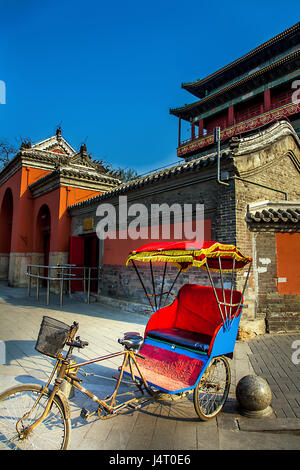 Rickshaw attendent les touristes en face de la tour du tambour à Beijing Chine Banque D'Images