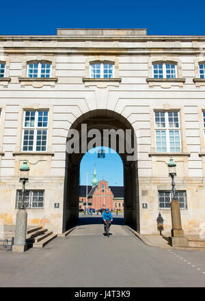 Équitation à travers cycliste de archway Emplacement Christiansborg, avec vue de l'église de Holmen en arrière-plan. Copenhague, Danemark Banque D'Images