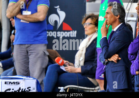 Florence, Italie. 13 mai, 2017. A.c.f. L'entraîneur-chef Fiorentina Paulo Sousa gestes au cours de la Serie A italienne match de foot entre A.c.f. La Fiorentina et S.S. Lazio au stade Artemio Franchi. Credit : Giacomo Morini/Pacific Press/Alamy Live News Banque D'Images