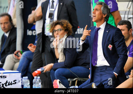 Florence, Italie. 13 mai, 2017. A.c.f. L'entraîneur-chef Fiorentina Paulo Sousa gestes au cours de la Serie A italienne match de foot entre A.c.f. La Fiorentina et S.S. Lazio au stade Artemio Franchi. Credit : Giacomo Morini/Pacific Press/Alamy Live News Banque D'Images