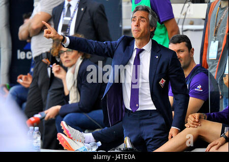 Florence, Italie. 13 mai, 2017. A.c.f. L'entraîneur-chef Fiorentina Paulo Sousa gestes au cours de la Serie A italienne match de foot entre A.c.f. La Fiorentina et S.S. Lazio au stade Artemio Franchi. Credit : Giacomo Morini/Pacific Press/Alamy Live News Banque D'Images