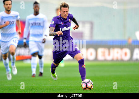 Florence, Italie. 13 mai, 2017. A.c.f. La Fiorentina Federico Bernardeschi en action au cours de la Serie A italienne match de foot entre A.c.f. La Fiorentina et S.S. Lazio au stade Artemio Franchi. Credit : Giacomo Morini/Pacific Press/Alamy Live News Banque D'Images