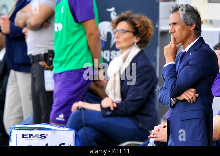 Florence, Italie. 13 mai, 2017. A.c.f. L'entraîneur-chef Fiorentina Paulo Sousa gestes au cours de la Serie A italienne match de foot entre A.c.f. La Fiorentina et S.S. Lazio au stade Artemio Franchi. Credit : Giacomo Morini/Pacific Press/Alamy Live News Banque D'Images