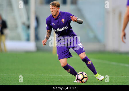 Florence, Italie. 13 mai, 2017. A.c.f. La Fiorentina Federico Bernardeschi en action au cours de la Serie A italienne match de foot entre A.c.f. La Fiorentina et S.S. Lazio au stade Artemio Franchi. Credit : Giacomo Morini/Pacific Press/Alamy Live News Banque D'Images