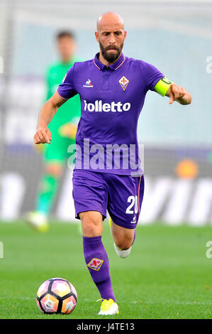 Florence, Italie. 13 mai, 2017. A.c.f. La Fiorentina Borja Valero en action au cours de la Serie A italienne match de foot entre A.c.f. La Fiorentina et S.S. Lazio au stade Artemio Franchi. Credit : Giacomo Morini/Pacific Press/Alamy Live News Banque D'Images