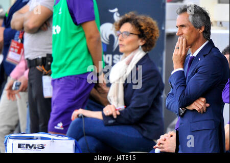 Florence, Italie. 13 mai, 2017. A.c.f. L'entraîneur-chef Fiorentina Paulo Sousa gestes au cours de la Serie A italienne match de foot entre A.c.f. La Fiorentina et S.S. Lazio au stade Artemio Franchi. Credit : Giacomo Morini/Pacific Press/Alamy Live News Banque D'Images