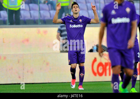 Florence, Italie. 13 mai, 2017. Amateur de la Fiorentina Nikola Kalinic célèbre après avoir marqué le but au cours de la Serie A italienne match de foot entre A.c.f. La Fiorentina et S.S. Lazio au stade Artemio Franchi. Credit : Giacomo Morini/Pacific Press/Alamy Live News Banque D'Images