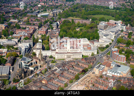 L'Université de Leeds à partir de l'air, montrant l'emblématique tour de Parkinson, West Yorkshire du nord de l'Angleterre Banque D'Images