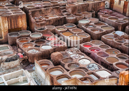 Chouwara traditionnel cuir tannerie dans l'ancienne médina de Fes El Bali, le Maroc, l'Afrique. Banque D'Images