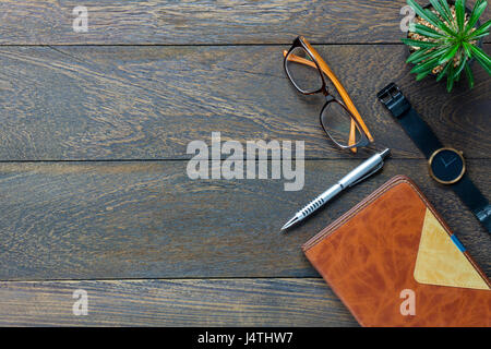 Vue de dessus de bureau accessoires pour ordinateur portable,le stylo,regarder,lunettes,cactus sur fond de bureau en bois. Banque D'Images