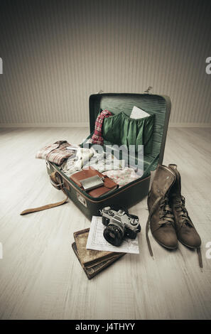 Vintage suitcase ouvert sur un plancher de bois dans une salle vide Banque D'Images