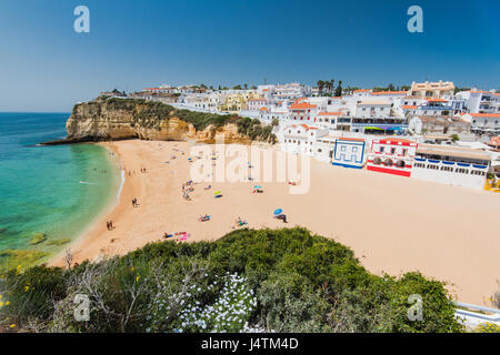 Sunbatching touristiques à Carvoeiro sur chaude journée d'été. Banque D'Images