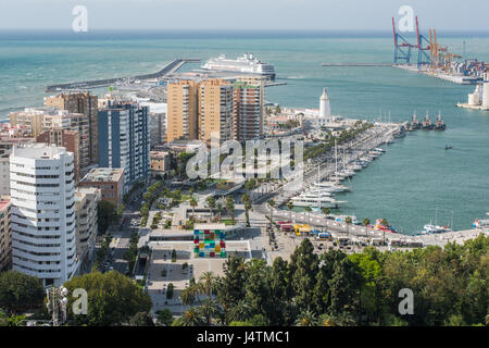 Malaga, Espagne - 20 Avril 2017 : Nouveau port de Malaga à jour ensoleillé, Phare et yachts dans le port. Banque D'Images