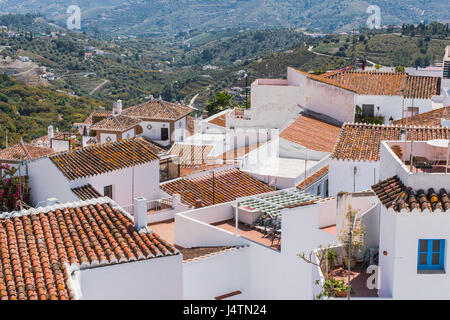 Vue panoramique sur Frigiliana célèbre village blanc près de Nerja, Espagne dans la province de Malaga, célèbre pour ses rues étroites Banque D'Images