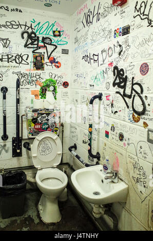 Cabine de toilettes décorée de graffitis à l'Rough Trade East off Brick Lane dans l'Est de Londres Banque D'Images