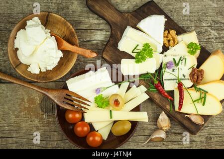 Tranches de fromage et légumes avec des piments. Aliments aromatiques Banque D'Images