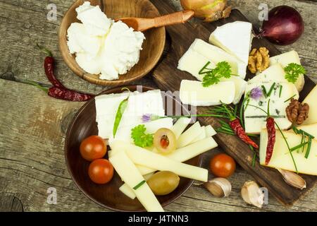 Tranches de fromage et légumes avec des piments. Aliments aromatiques Banque D'Images
