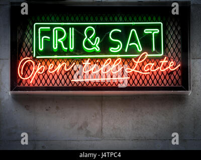 Ouverture de fin de nuit en néon à l'extérieur d'un bar dans le quartier de Soho à Londres populaires Banque D'Images