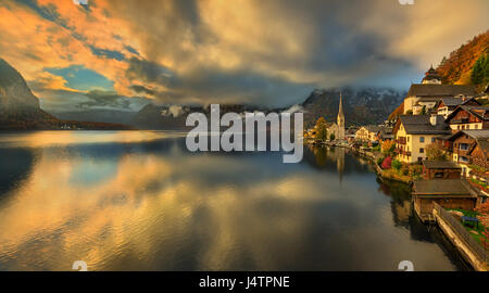 Hallstatt, Autriche. Image du célèbre village alpin Halstatt pendant le lever du soleil d'automne. Banque D'Images