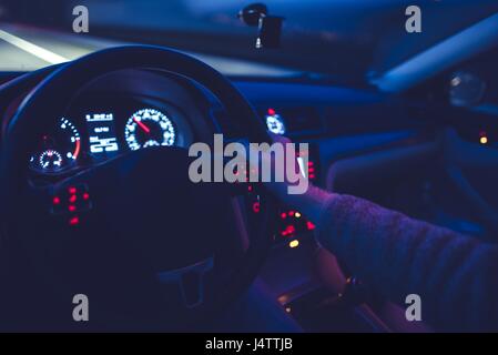 La conduite nocturne. Vue Cockpit de voiture avec une faible profondeur. De voyager de nuit. Banque D'Images