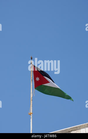 Drapeau jordanien avec noir, blanc, et vert pour les bandes et les Omeyyades, Abbasaid califats fatimide et respectivement pour le Hashimites chevron rouge. Banque D'Images