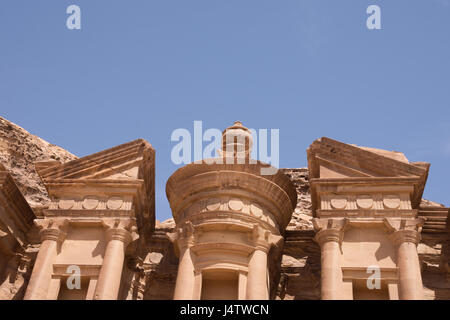Gros plan sur la façade sculptée du monastère Ad-Deir à Petra en Jordanie. Cet ancien bâtiment dans la ville nabatéenne a deep blue ciel sans nuages au-dessus. Banque D'Images