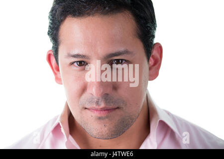 Closeup portrait d'acteur en confiant headshot chemise rose, isolé sur fond blanc Banque D'Images