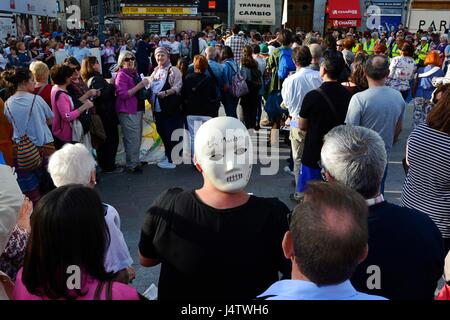 Madrid, Espagne. 14 mai, 2017. Madrid, Espagne. 14 mai, 2017. Manifestation qui commémore le 15M 6e anniversaire. Il a commencé en place de Cibeles à 18 heures et sa fin était à la Puerta del Sol. Sous la de la marche a été par Solfonica, un orchestre symphonique de manifestants. Credit : M.Ramírez/Pacific Press/Alamy Live News Banque D'Images