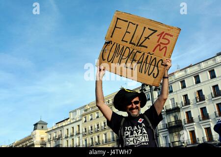 Madrid, Espagne. 14 mai, 2017. Madrid, Espagne. 14 mai, 2017. Manifestation qui commémore le 15M 6e anniversaire. Il a commencé en place de Cibeles à 18 heures et sa fin était à la Puerta del Sol. Sous la de la marche a été par Solfonica, un orchestre symphonique de manifestants. Credit : M.Ramírez/Pacific Press/Alamy Live News Banque D'Images