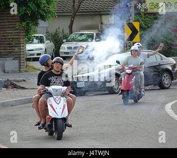 KAOHSIUNG, TAIWAN -- MARS 29, 2014 : les travailleurs de la campagne sur l'utilisation des scooters de pétards pour annoncer l'arrivée d'un choix de candidat à l'approche de th Banque D'Images