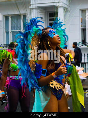 Une jeune femme danse dans un costume à plumes bleu coloré et masque pendant le carnaval de Notting Hill de Londres - Londres 31/08/2015 Banque D'Images