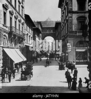 Via Strozzi à Florence, Italie, vers 1890, représente un aperçu historique du paysage urbain de la ville, capturant son élégance architecturale et l'atmosphère dynamique de cette rue florentine clé. Banque D'Images