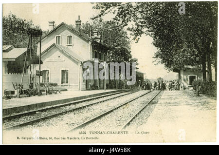 Tonnay-Charente est une commune française, située dans le département de la Charente-maritime et la Nouvelle-Aquitaine. Sa gare, Gare de Tonnay-Charente, fait halte sur la ligne Nantes-Orléans-Saintes, opérée par la SNCF. La gare est équipée de deux quais et abris, assurant des liaisons ferroviaires régionales entre Saintes et la Rochelle-porte-Dauphine. Banque D'Images