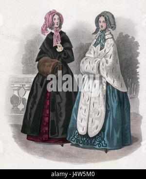 Cette image montre deux femmes vêtues d'une tenue à la mode du XIXe siècle, avec des manchons et une cape d'hermine. La mode de l'époque est mise en valeur par leurs vêtements élégants, représentant le style et le luxe associés à l'époque. La scène capture la grâce et la sophistication de la mode womenâ€™ à la fin des années 1800 Banque D'Images