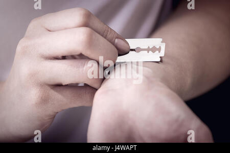 Close-up femme coupe veines sur une main. Focus on hand Banque D'Images